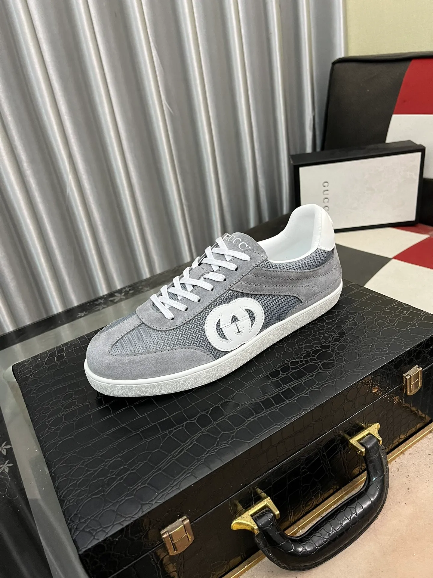 Men's shoes💰380⌚️⌚️[GUCCI] Gucci men's casual shoes are absolutely popular🔥The ultimate matching item for trendy men! The charm of super texture is irresistible, the main recommendation, the flower leather color is bright! The upper is made of high-quality cowhide + brand printed fabric, sheepskin feet, wear-resistant rubber sole, noble and elegant! Extremely comfortable🎁🎁You can be as handsome as you want💪 38-447️⃣colors available